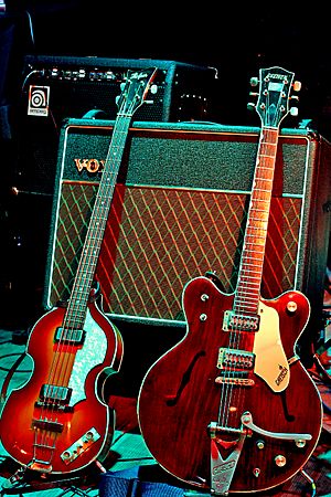 Archivo:Guitarras de McCartney y Harrison