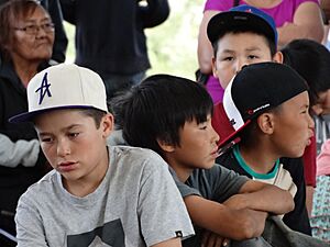 Archivo:Gwich'in Kids - Midway Lake Music Festival - Near Fort McPherson - Northwest Territories - Canada
