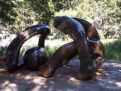 Archivo:Henry moore hill arches at the NGA