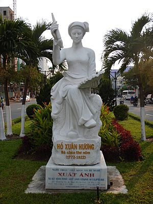 Archivo:Ho Xuan Huong statue