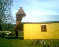 Iglesia de Punucapa - lado.JPG