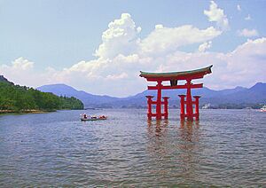 Archivo:Itsukushima torii distance