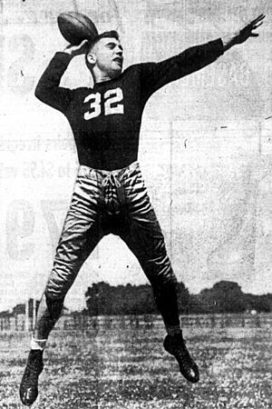 Archivo:Johnny Lujack passing̠ 1947