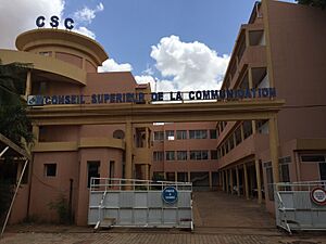 Archivo:La devanture du Conseil supérieur de la communication, Ouagadougou, le 12 août 2019