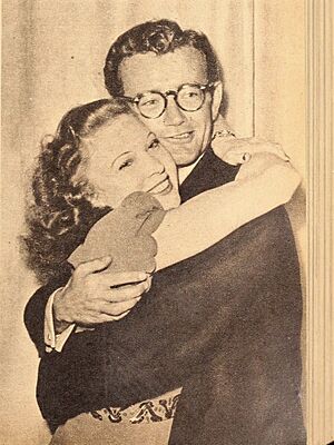 Archivo:Lurene Tuttle hugs Robert Walker, 1946