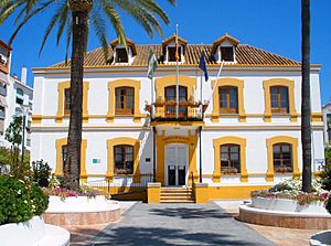 Archivo:Marbella - San Pedro Alcántara, Plaza de la Iglesia y Tenencia de Alcaldía
