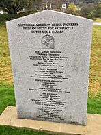 Archivo:Minnestøtte (memorial stone) over Føregangsmenn for skisporten (Norwegian-American skiing pioneers in the USA & Canada) ved Emigrantkyrkja church og Vestnorsk utvandringssenter i Radøy, Hordaland, Norway 2017-10-03