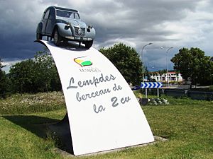 Archivo:Monument commémoratif de l'invention de la 2CV à Lempdes