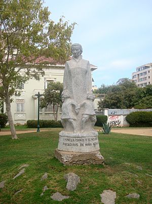 Archivo:Monumento Gabriela Mistral, Viña del Mar