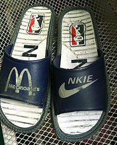 Archivo:Nike, McDonald’s copyright infringing sandals in China
