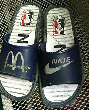 Archivo:Nike, McDonald’s copyright infringing sandals in China
