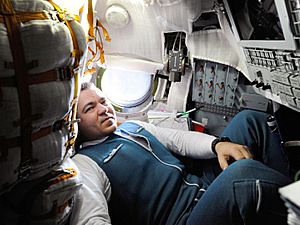 Archivo:Oleg Skripochka inside Soyuz TMA 01M