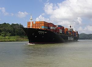 Archivo:Panamax container ship