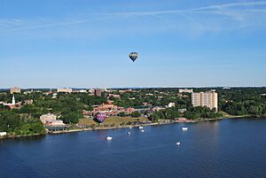 Archivo:Poughkeepsie, NY with evening balloon take-off