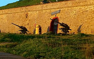 Archivo:Puerta de Málaga y Cuerpo de Guardia
