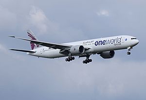 Archivo:Qatar Airways Boeing 777 (A7-BAF) arrives London Heathrow Airport 21September2014 arp
