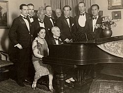 Archivo:Ravel au piano