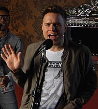 Archivo:Right Place Right Time Olly Murs Performs on Walmart Risers