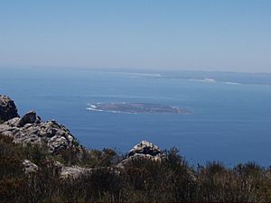 Archivo:Robben island from table mountain