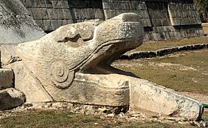Archivo:Serpent head at the base of El Castillo