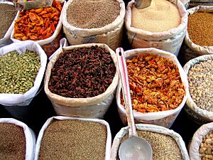 Archivo:Spices in an Indian market