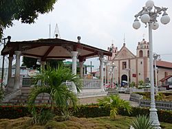 Archivo:Tacotalpa Iglesia y parque