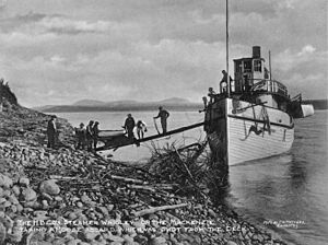 Archivo:The HBC steamship Wrigley on the Mackenzie River in 1901 -a