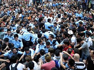 Archivo:Umbrella Revolution Conflict in Mong Kok 20141003