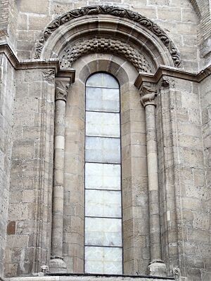 Archivo:Ventana romanica de La Seo