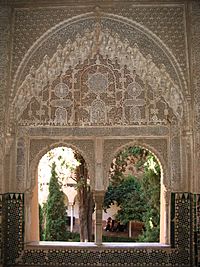 Archivo:Ventanas con arabescos en la Alhambra