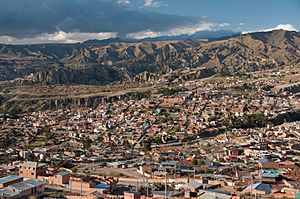 Archivo:View of a residential neighborhood in La Paz, Bolivia