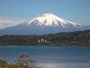Archivo:Volcán y lago Villarrica