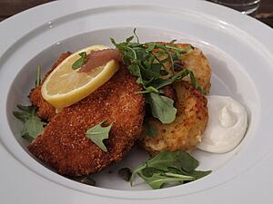 Archivo:Wiener Schnitzel at restaurant Faro, Helsinki