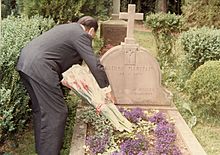 Archivo:1981. Julio, 1. Colocando flores en la tumba de Raissa y Jacques Maritain, en Kolbsheim, Alsace, Francia