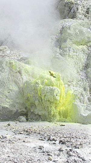 Archivo:A fumarole and sulfur