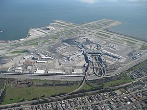Archivo:Aerial view of San Francisco International Airport 2010