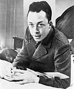 Archivo:Albert Camus, gagnant de prix Nobel, portrait en buste, posé au bureau, faisant face à gauche, cigarette de tabagisme