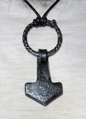 Archivo:Amulet Ring with Thor's Hammer (Uppland style) CIMG26463