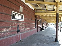 Archivo:Andén de la estación Tandil hacia el sudoeste