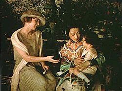 Archivo:Anna May Wong holds child in The Toll of the Sea