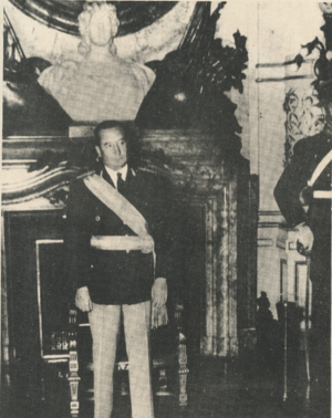 Archivo:Aramburu con la banda presidencial en el salón blanco de la casa de gobierno