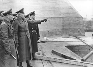 Archivo:Bundesarchiv Bild 101I-719-0208-13A, Frankreich, Rommel auf Dach eines U-Boot-Bunkers