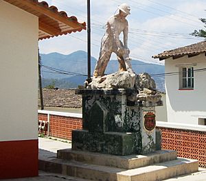 Archivo:Capulálpam Munumento al Minero