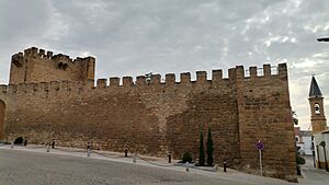 Archivo:Castillo mas Torre iglesia Lopera