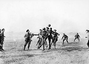 Archivo:Christmas day football WWI 1915