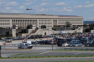 Archivo:Evacuating the Pentagon after Earthquake