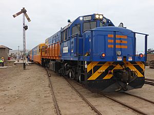 Archivo:Ferrocarril Arica-La Paz, FCALP, tren turístico de Arica a Central, estación Chinchorro (Arica), Chile