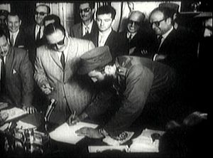 Archivo:Fidel Castro firma como Primer Ministro - 1959