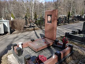 Archivo:Gravestone of G.Yanaev