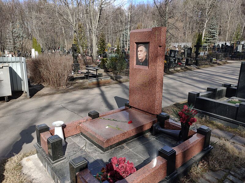 Gravestone of G.Yanaev
